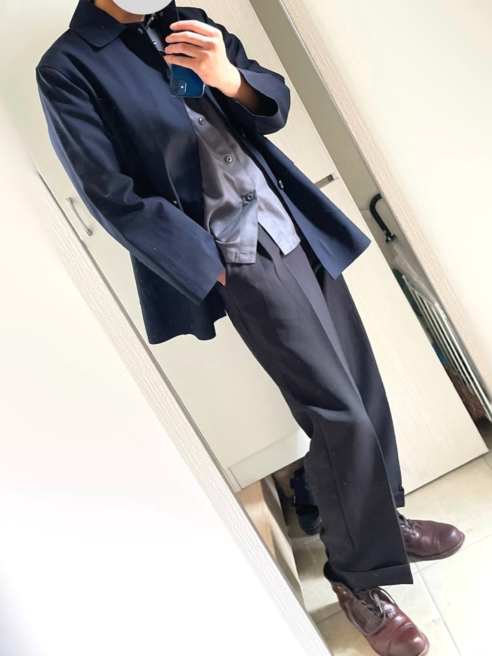 「休日スタイル、春コーデ、メンズコーデ、おしゃれさんと繋がりたい、着回しコーデ、モノトーンコーデ、スラックス」｜「ETELIOのセンタープレスロールアップスラックス（スラックス、ブラック系）」を使った、chocodollさん（メンズ・185cm）の春コーディネートの1枚目の写真