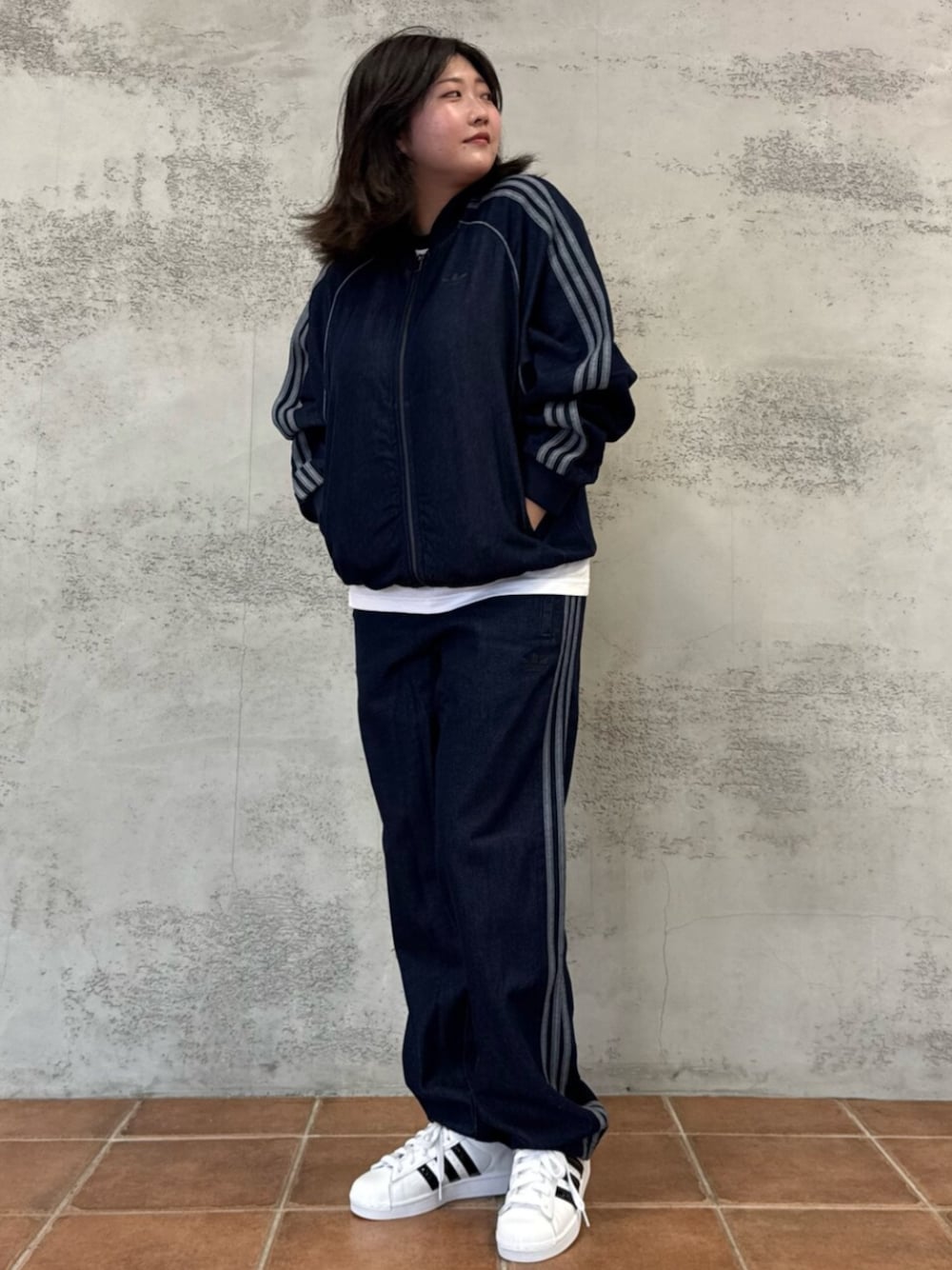 adidasアディカラー ルーズ トラックパンツ デニム ストーン