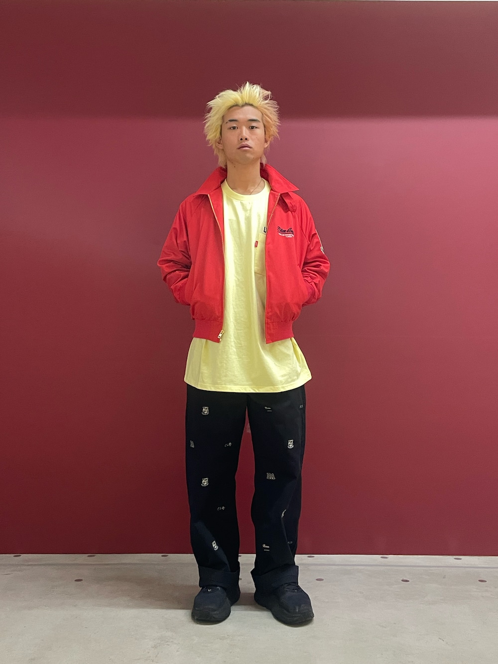 「レイヤード、チノパン、AVIREX、オーバーサイズ、フライトジャケット、アビレックス、暖色系、avirex静岡、AVIREXBelle、ユーティリティージャケット」｜「AVIREXのUSN UTILITY JACKET BLUE ANGELS / USN ユーティリティ ジャケット ブルーエンジェルス / AVIREX / アヴィレックス（ミリタリージャケット、レッド系）」を使った、ケンシンさん（メンズ・170cm）の冬コーディネートの1枚目の写真