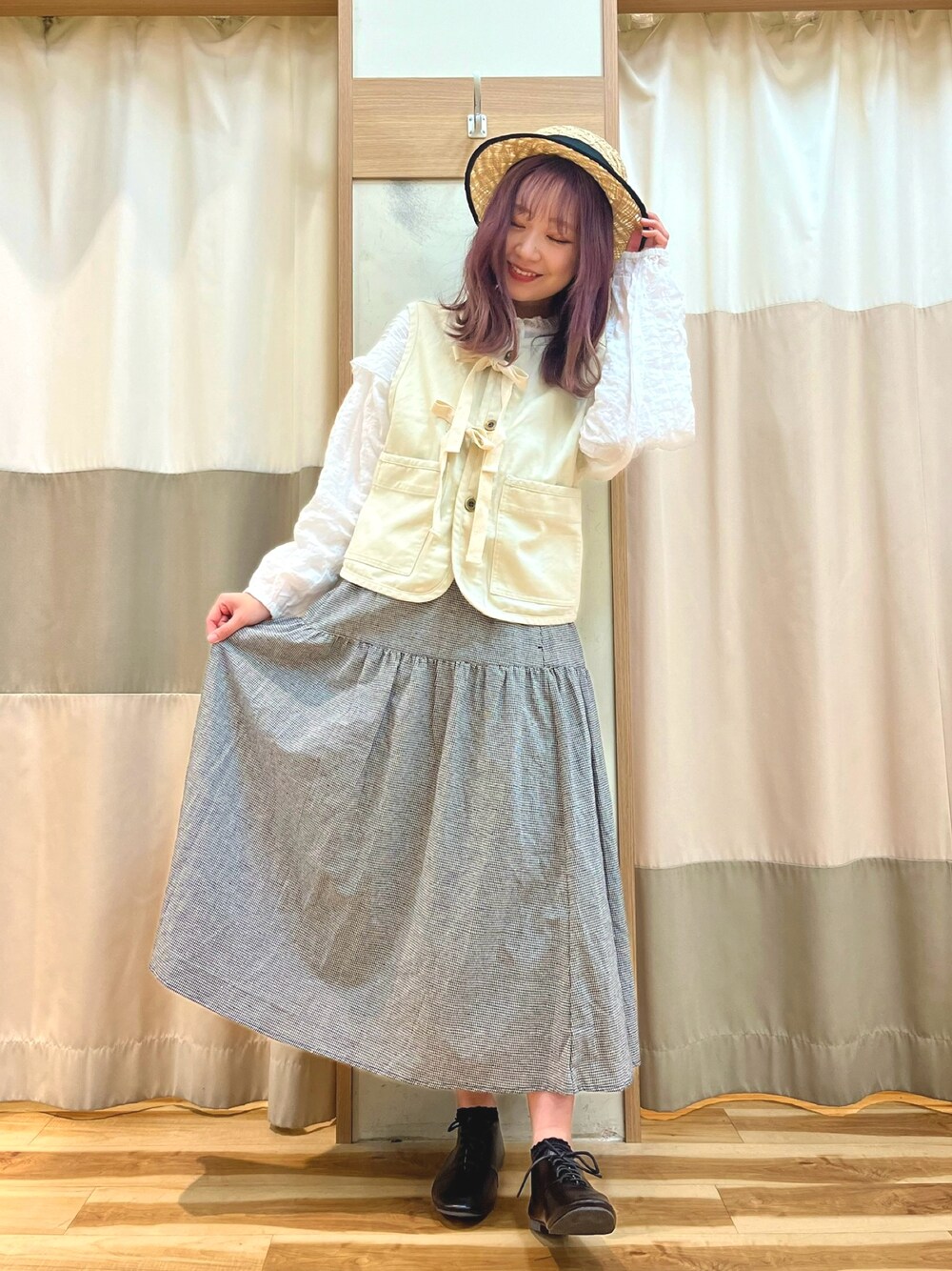 「大人カジュアル、休日スタイル、大人かわいい、おでかけコーデ、春コーデ、カンカン帽、リボン、ベスト、フレアスカート、ピクニック、Samansa Mos2」｜「Samansa Mos2のラフィア太リボンカンカン帽（ハット、ブラック系）」を使った、risa❁¨̮さん（レディース・162cm）の冬コーディネートの1枚目の写真