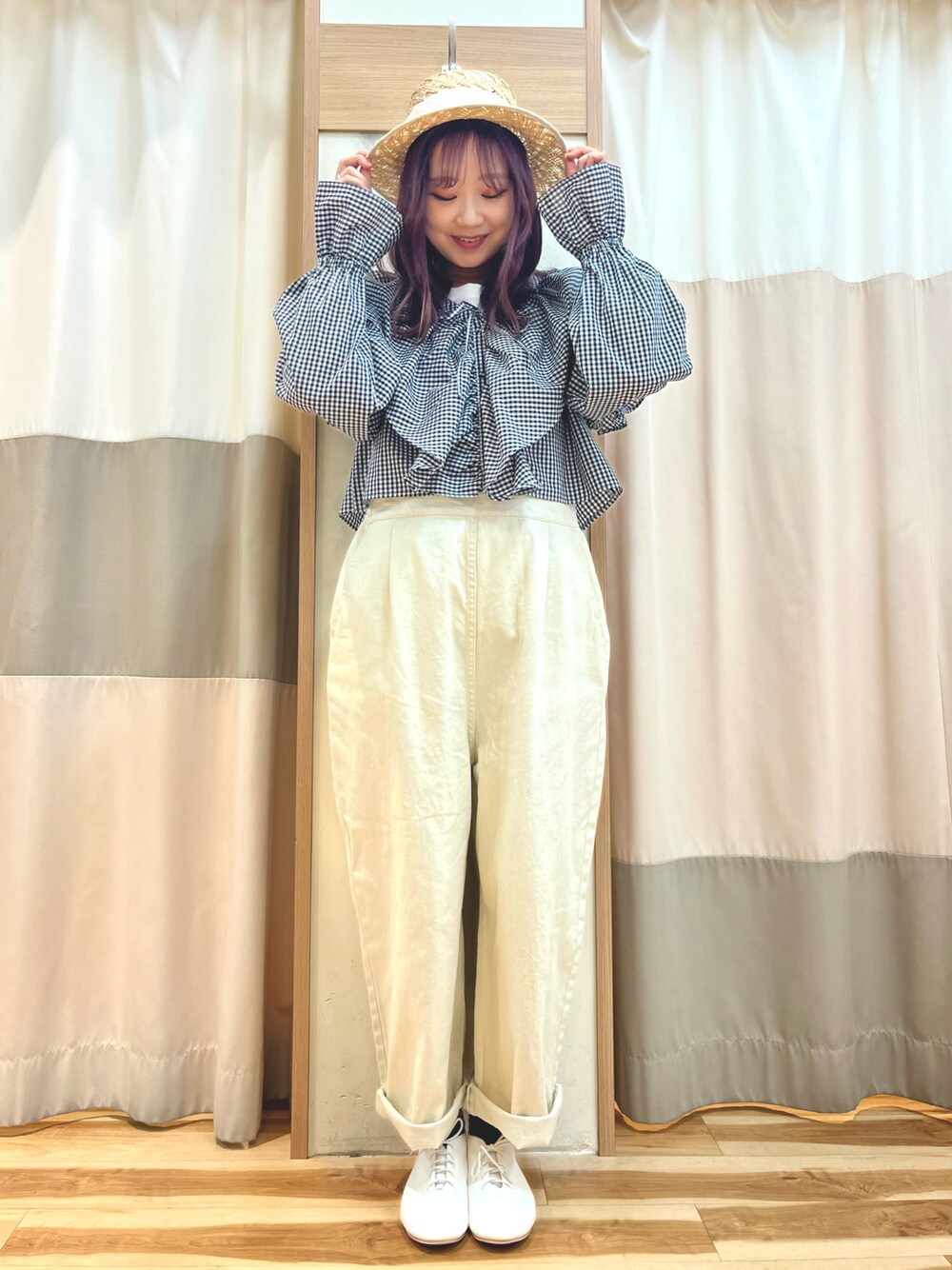 「大人カジュアル、休日スタイル、大人かわいい、おでかけコーデ、春コーデ、カンカン帽、フリル、サロペット、Samansa Mos2」｜「Samansa Mos2のラフィア太リボンカンカン帽（ハット、ホワイト系）」を使った、risa❁¨̮さん（レディース・162cm）の冬コーディネートの1枚目の写真