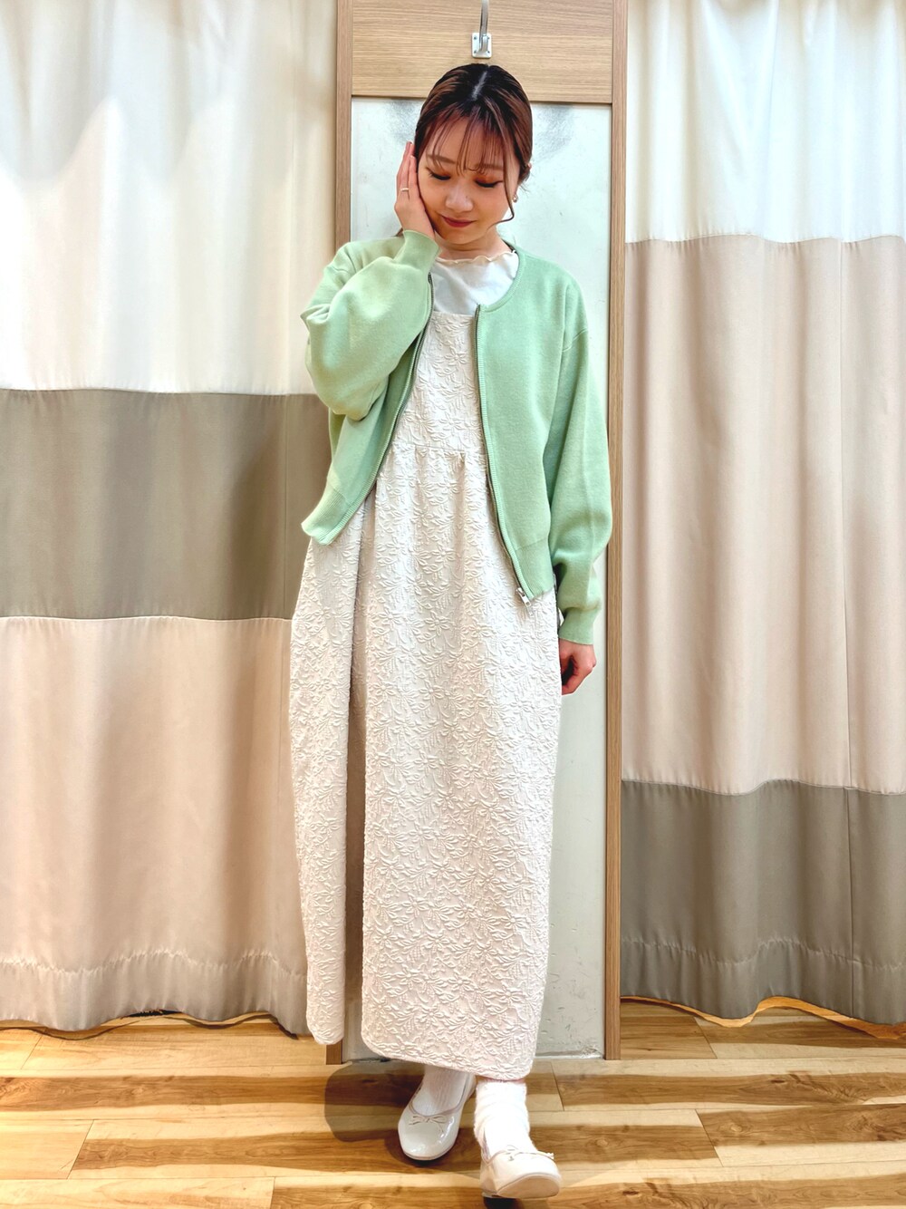 「春服コーデ、オトナカジュアル、ミントグリーン、ワンピース、花柄、Samansa Mos2、春コーデ」｜「Samansa Mos2のクルーネックジップカーディガン（カーディガン/ボレロ、グリーン系）」を使った、risa❁¨̮さん（レディース・162cm）の冬コーディネートの1枚目の写真
