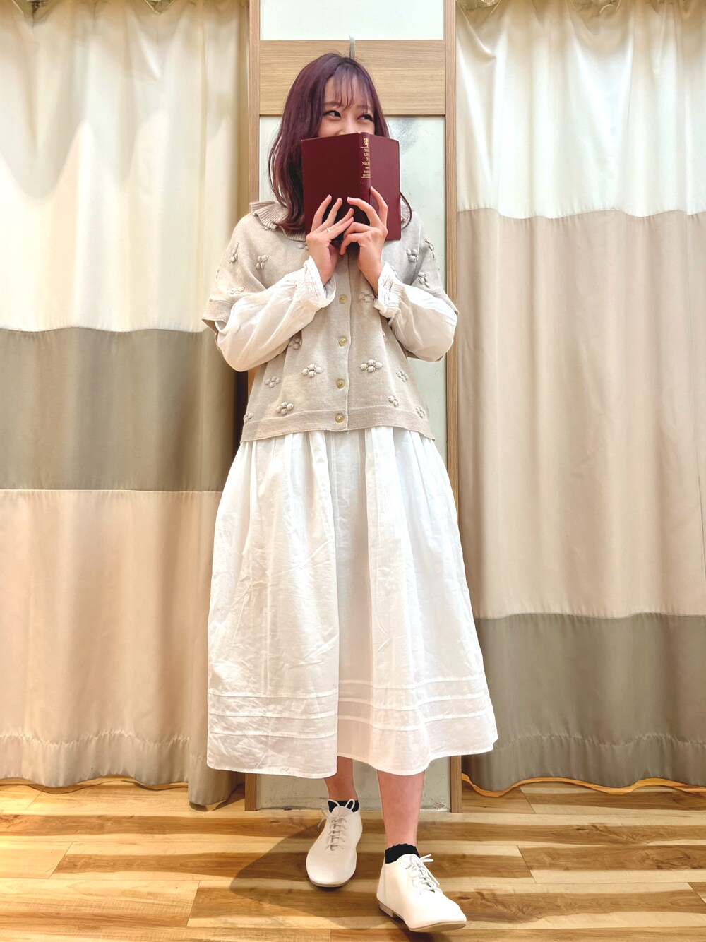 「休日スタイル、ガーリー、前後2way、ワンピース、かわいい、春コーデ、フリル、Samansa Mos2」｜「Samansa Mos2のフリルカラー柄編み前後2WAYニットベスト（ベスト、ベージュ系）」を使った、risa❁¨̮さん（レディース・162cm）の冬コーディネートの1枚目の写真