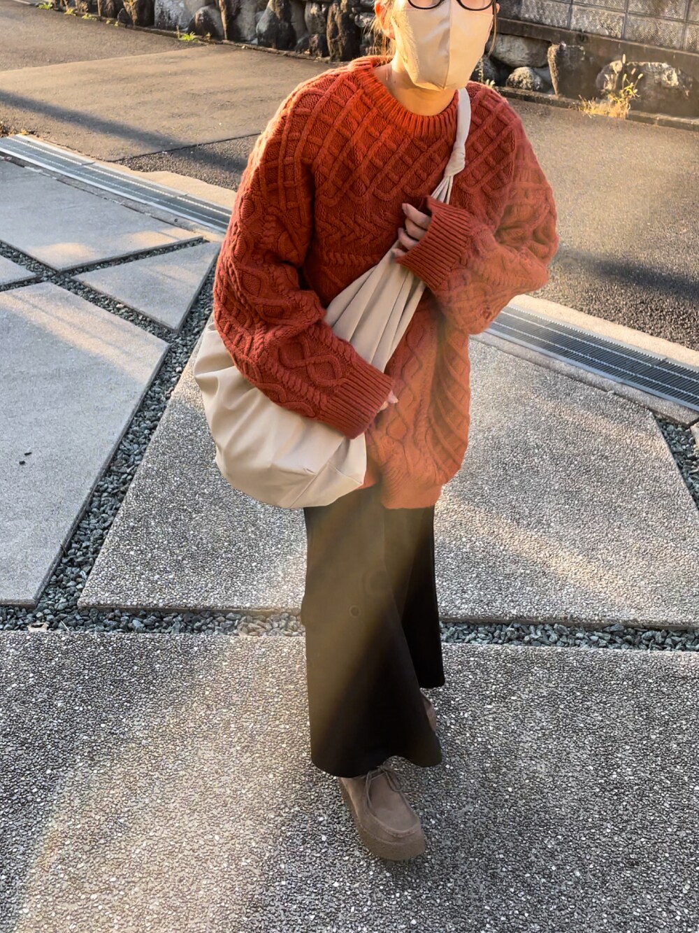 「秋服コーデ、今日のコーデ、ラクチンコーデ、低身長女子、冬コーデ、オレンジニット、ニットコーデ、ケーブルニット、オーバーサイズ、ナイロンバッグ」｜「select MOCAの2022 AW ランダムケーブルオーバーニット（ニット/セーター、オレンジ系）」を使った、まるいさん（レディース・152cm）の秋コーディネートの1枚目の写真
