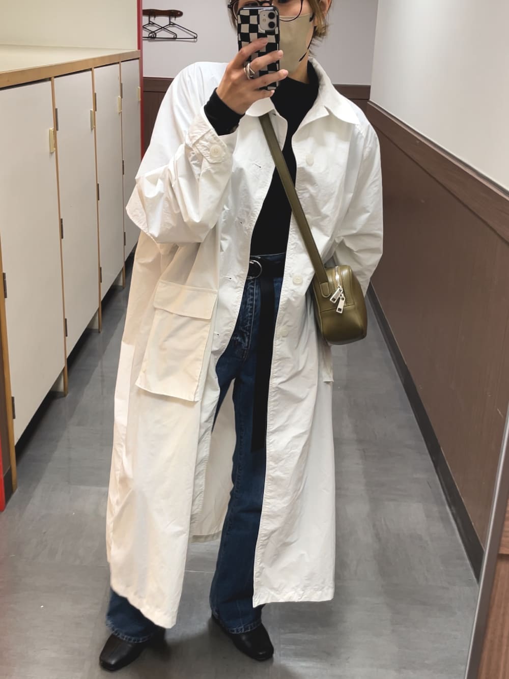 「春服デビュー宣言、シンプルスタイル、大人コーデ、カジュアルコーデ、低身長、デニムコーデ、メガネ女子、おしゃれさんと繋がりたい、春コート、ナイロンコート、シンプルコーデ」｜「forksy.の【forksy.】ナイロンステンカラーロングコート（ステンカラーコート、ホワイト系）」を使った、まるいさん（レディース・152cm）の春コーディネートの1枚目の写真