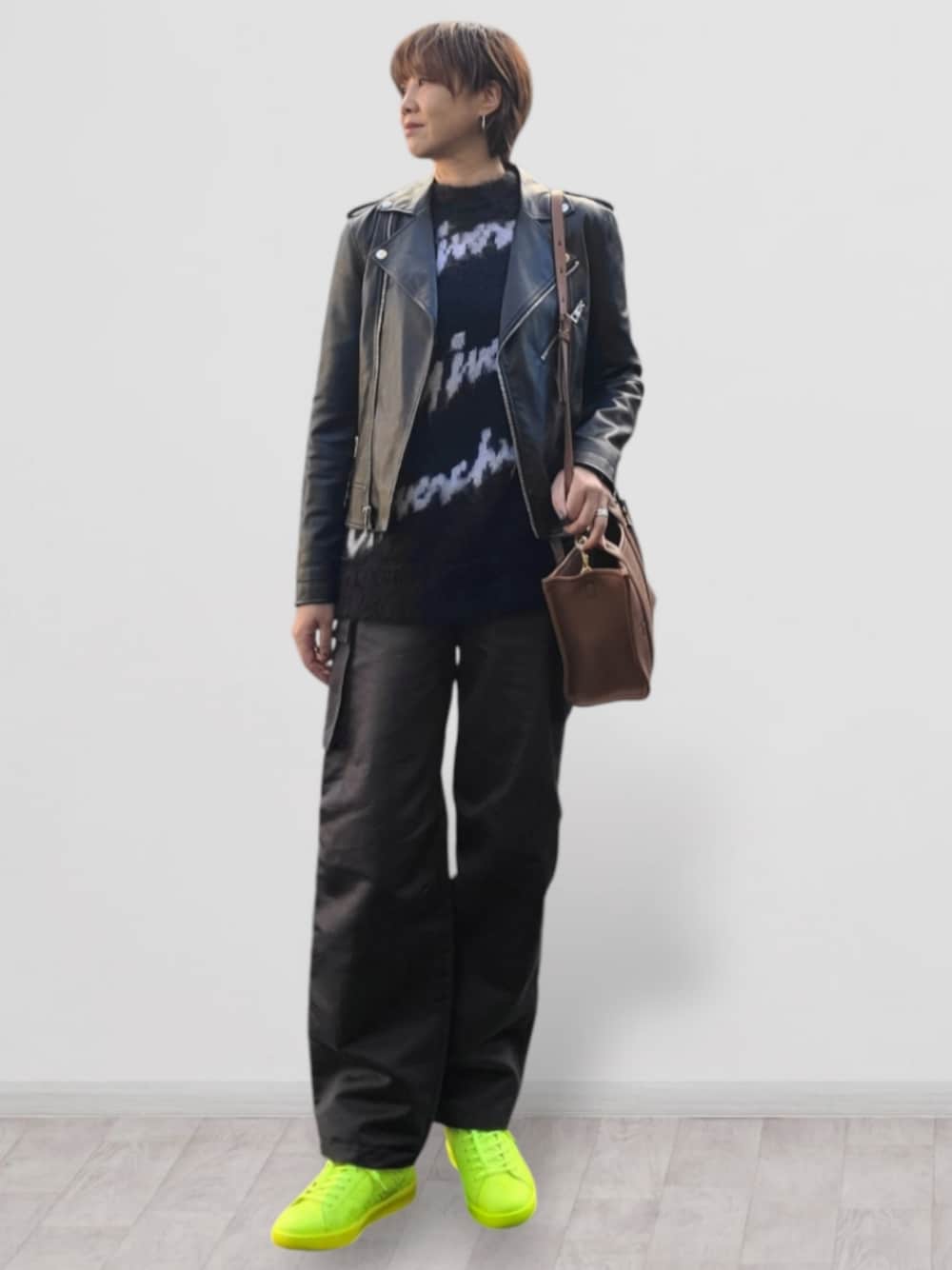 「アラフィフ、ブラックコーデ、黄色いスニーカー、お出かけコーデ」｜「GIVENCHYのアイテム（ニット/セーター、ブラック系）」を使った、yukikiさん（レディース・170cm）の秋コーディネートの1枚目の写真