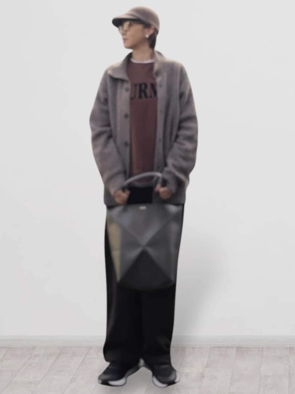 「ブラウンコーデ、アラフィフ、カジュアル」｜「LOUNGEDRESSの2WAYロゴプルオーバー（Tシャツ/カットソー、ブラウン系）」を使った、yukikiさん（レディース・170cm）の冬コーディネートの1枚目の写真