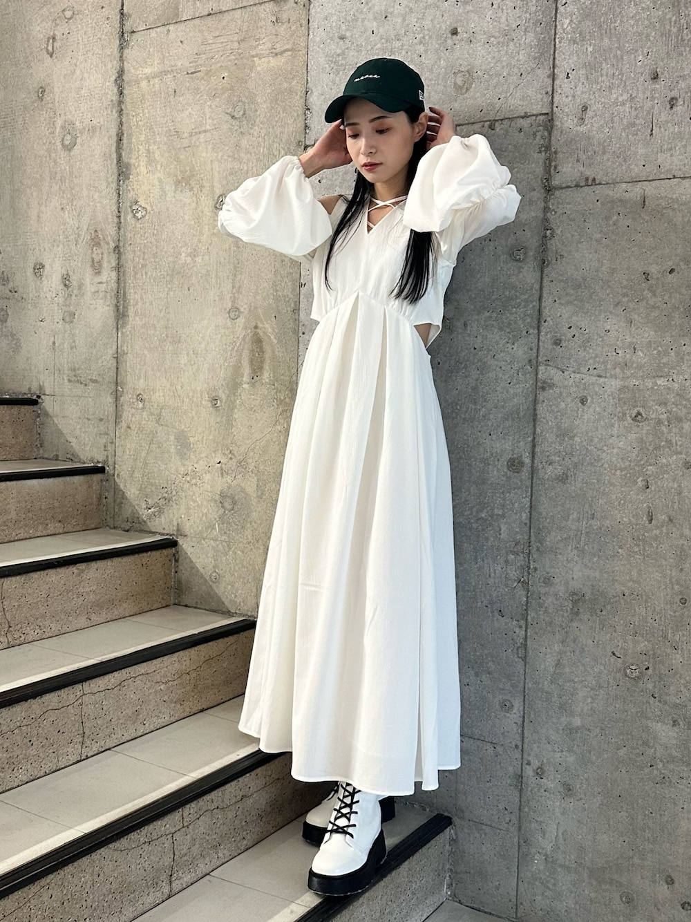 「MURUA、murua、ムルーア、春先、春先コーデ、春コーデ、ワンピース、デザインワンピース、白ワンピース、156センチコーデ、20代後半、きれいめ、きれいめファッション、大人コーデ、キレイめ」｜「MURUAのリムーブスリーブワンピース【2WAY】（ワンピース、ホワイト系）」を使った、飯村 美沙さん（レディース・156cm）の冬コーディネートの1枚目の写真