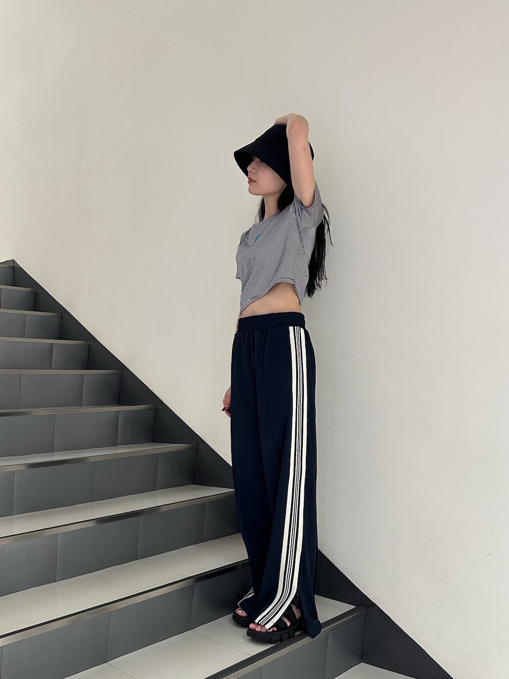 「トラックパンツ、トレンドコーデ、20代、20代後半、ムルーア、murua、チビT」｜「MURUAのサイドスリットトラックパンツ（その他パンツ、ブルー系）」を使った、飯村 美沙さん（レディース・156cm）の夏コーディネートの1枚目の写真