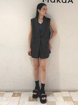 「MURUA（ムルーア）のアイテム（ベスト）」を使った、飯村 美沙さん（レディース・156cm）の夏コーディネート