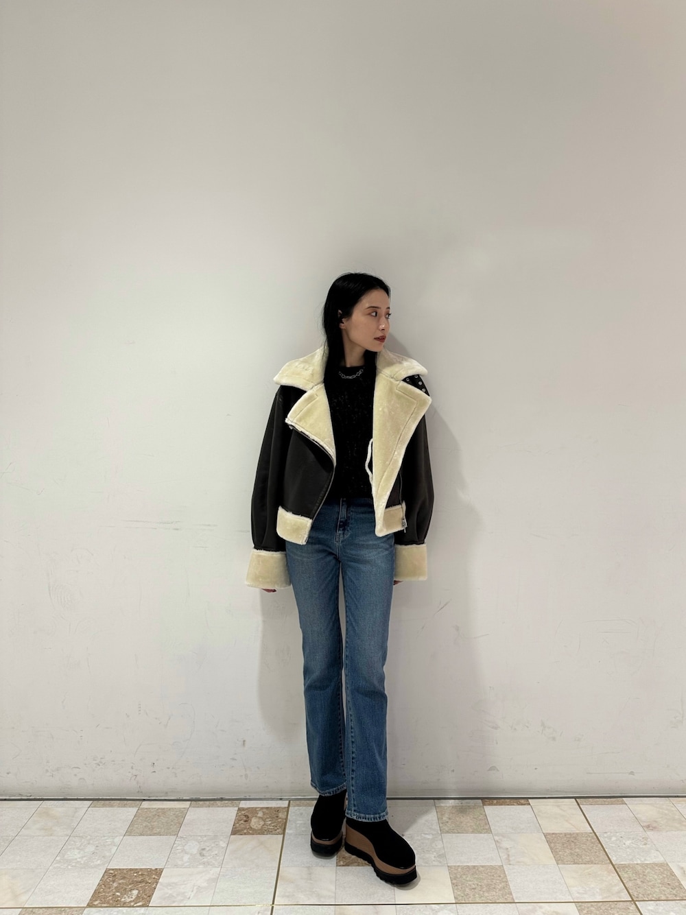 「秋冬コーデ、ムートン、ムートンコーデ、156センチコーデ、20代後半、murua、MURUA(MURUA)、ムルーア、カジュアルスタイル」｜「MURUAのハイウエストヴィンテージフレアデニム（デニムパンツ、ブルー系）」を使った、飯村 美沙さん（レディース・156cm）の夏コーディネートの1枚目の写真