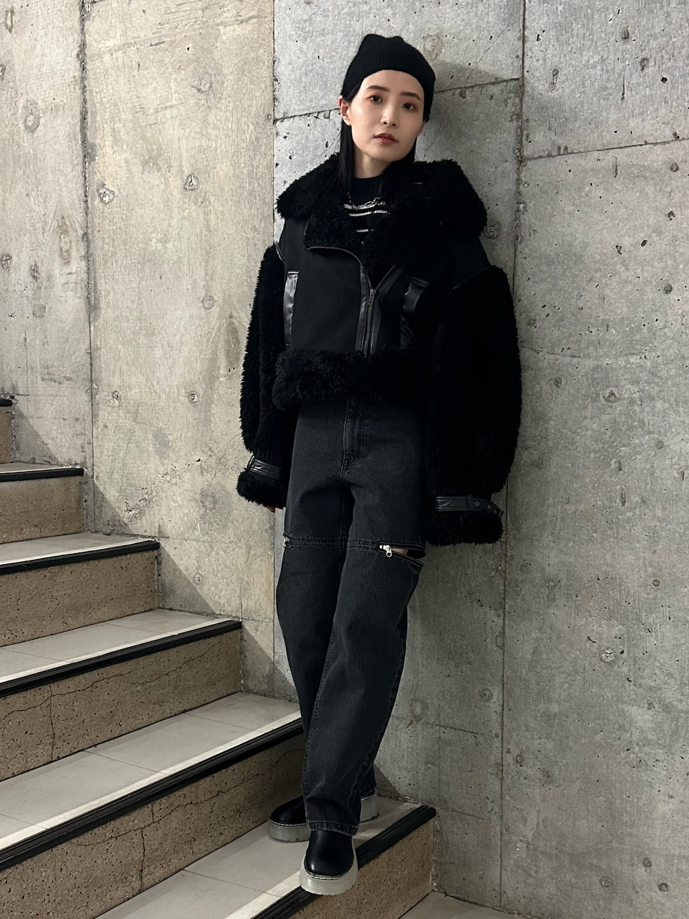 ブラック系のムートンコート、その他のニット/セーター、ブラック系のデニムパンツを着用したレディースの秋コーディネートの1枚目の写真