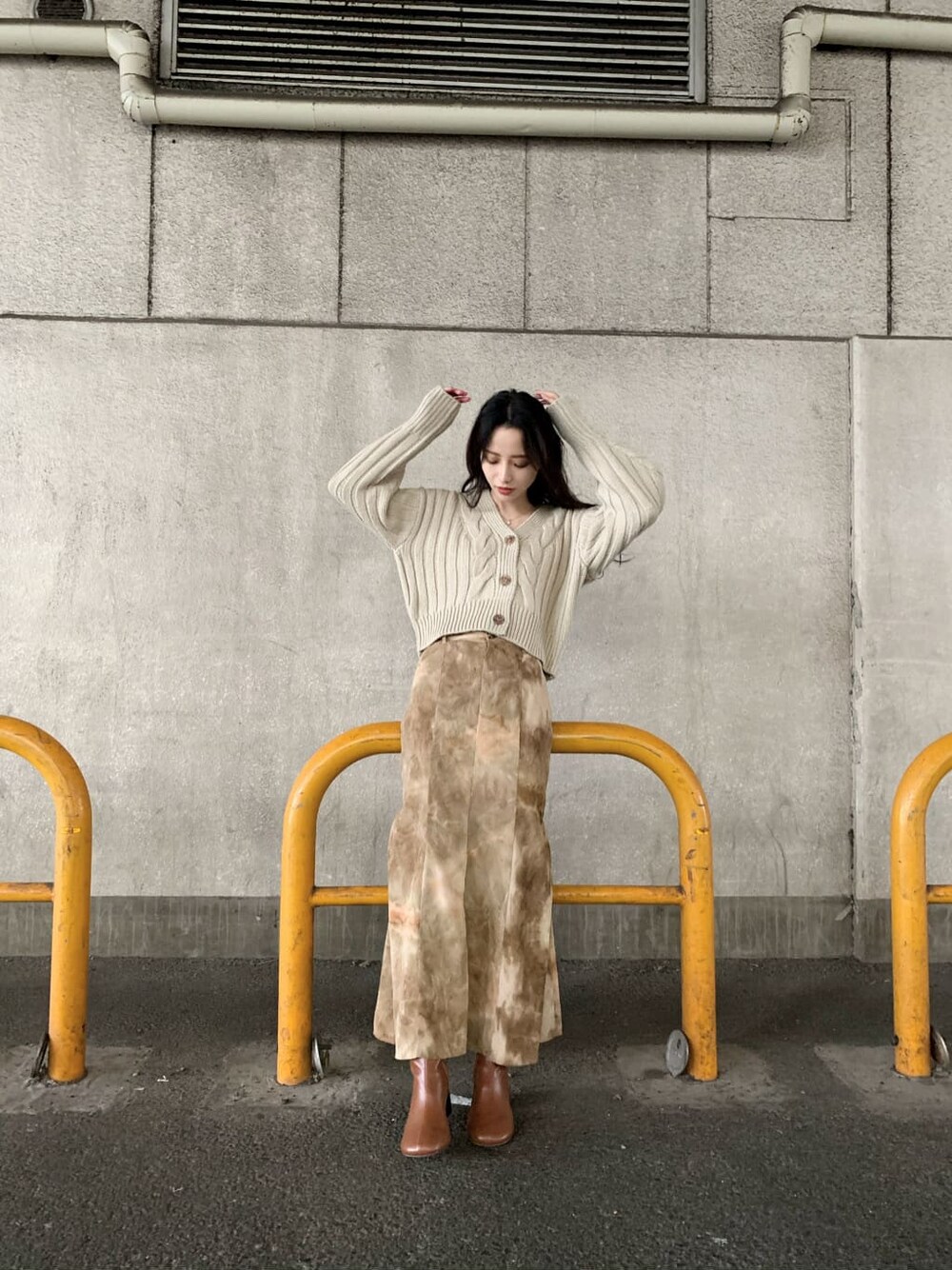 ブラウン系のブーツ、その他のスカート、ホワイト系のカーディガン/ボレロを着用したレディースの秋コーディネートの1枚目の写真