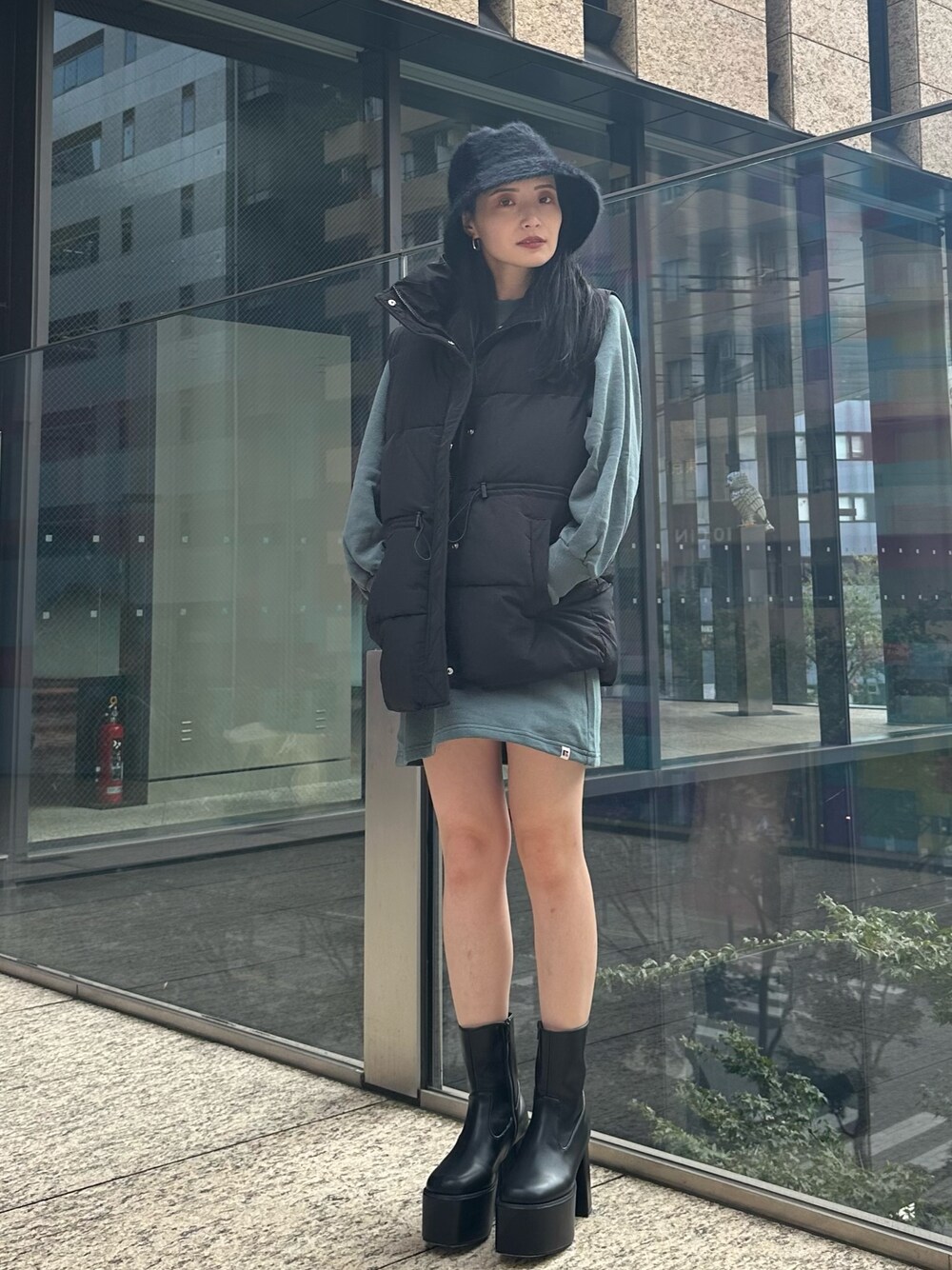 「ムルーア、MURUA、murua、156センチコーデ、20代後半、ダウンベスト、ミニワンピ、秋冬コーデ」｜「MURUAの中綿ルーズベスト（ダウンベスト、ブラック系）」を使った、飯村 美沙さん（レディース・156cm）の秋コーディネートの1枚目の写真