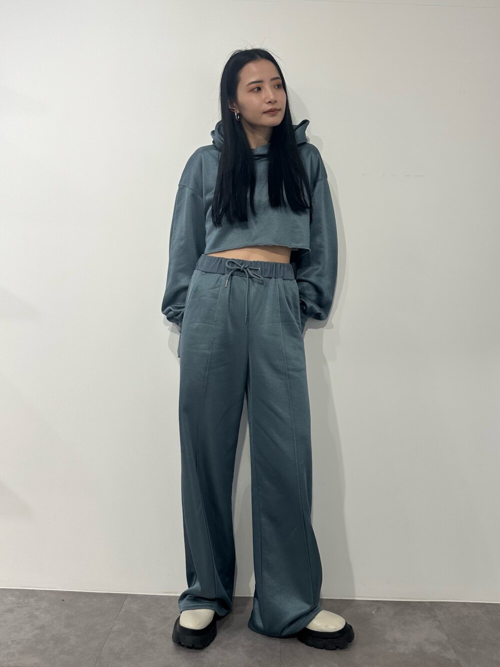 ブルー系のその他パンツ、ブルー系のTシャツ/カットソー、ホワイト系のブーツを着用したレディースの冬コーディネートの1枚目の写真