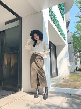 「白ニット」｜「アイテム（スカート、グレー系）」を使った、飯村 美沙さん（レディース・156cm）の秋コーディネート
