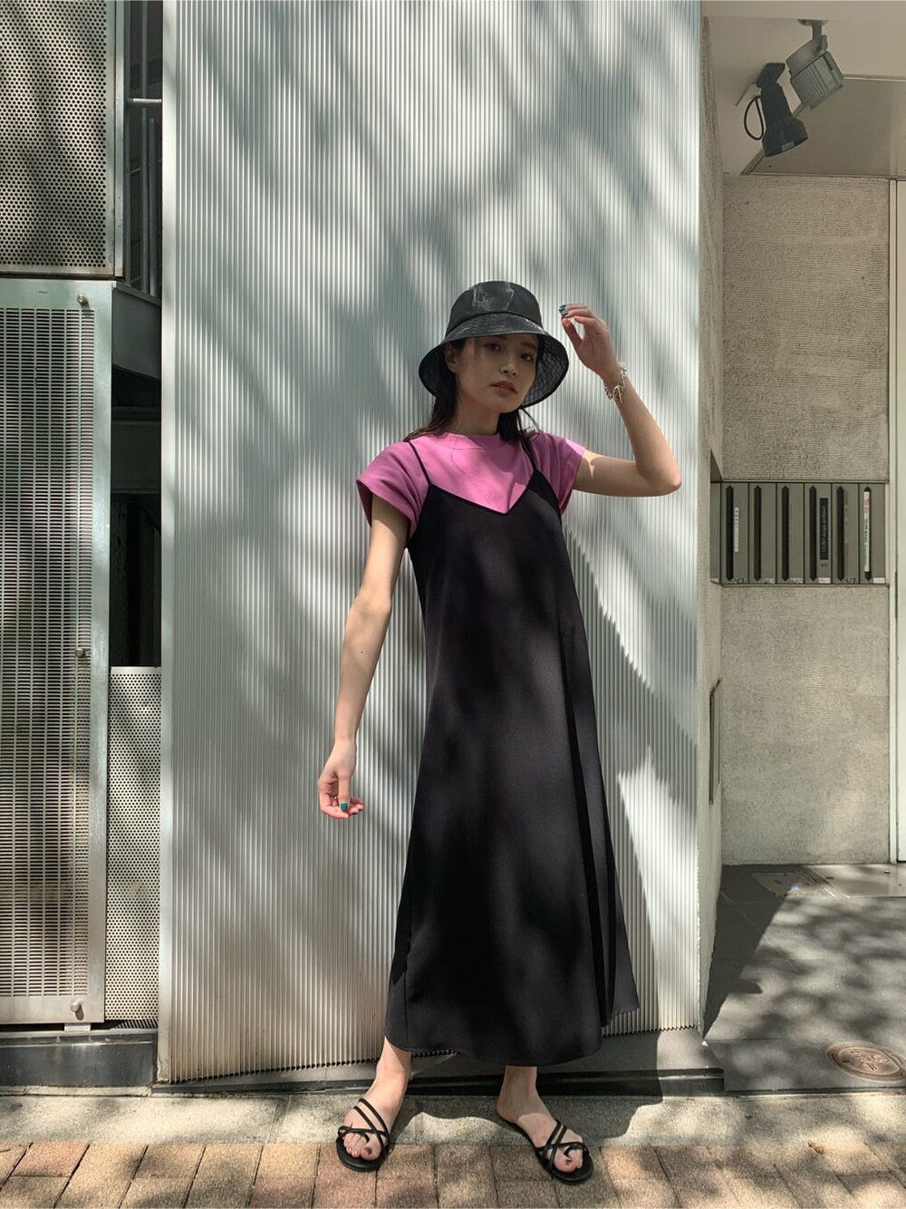 ピンク系のタンクトップ、ブラック系のワンピース、ブラック系のサンダルを着用したレディースの夏コーディネートの1枚目の写真