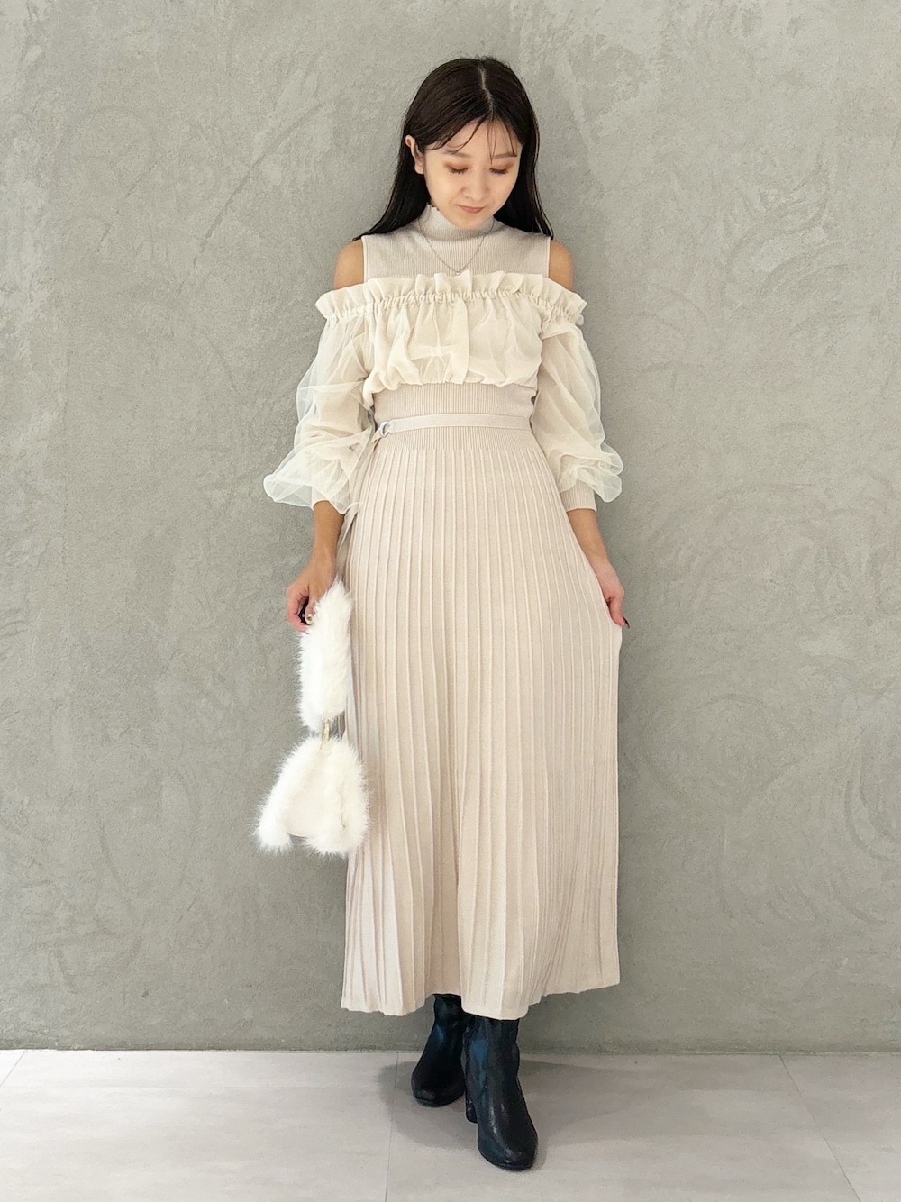 ホワイト系のワンピース、ブラック系のブーツ、ホワイト系のショルダーバッグを着用したレディースの秋コーディネートの1枚目の写真