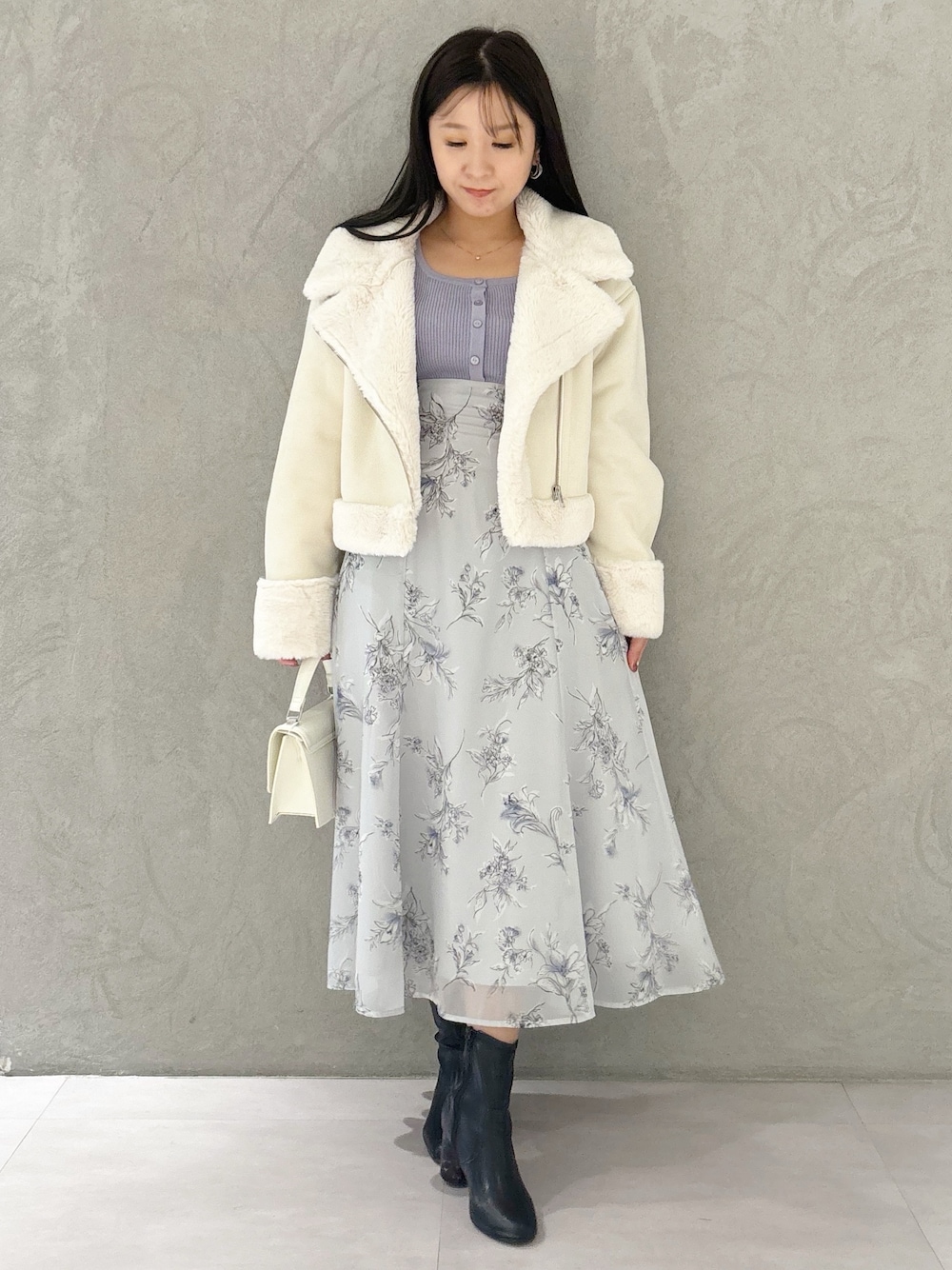 パープル系のワンピース、ブラック系のブーツ、ホワイト系のショルダーバッグを着用したレディースの秋コーディネートの1枚目の写真