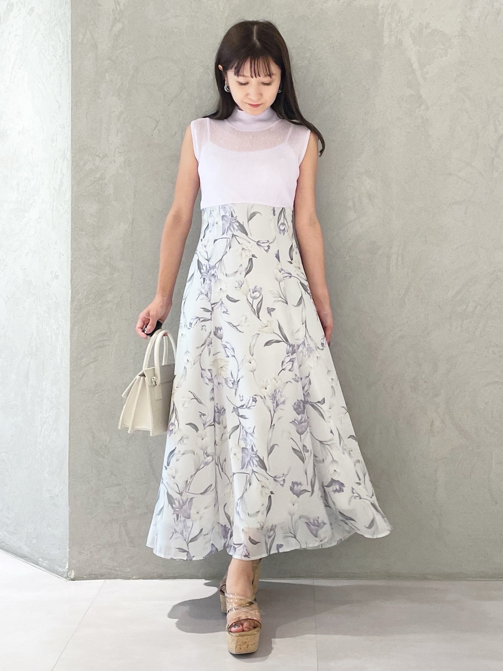 パープル系のワンピース、ブラウン系のサンダル、ベージュ系のショルダーバッグを着用したレディースの夏コーディネートの1枚目の写真