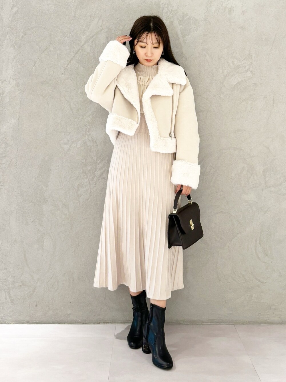ホワイト系のワンピース、ブラック系のブーツ、ホワイト系のムートンコートを着用したレディースの秋コーディネートの1枚目の写真