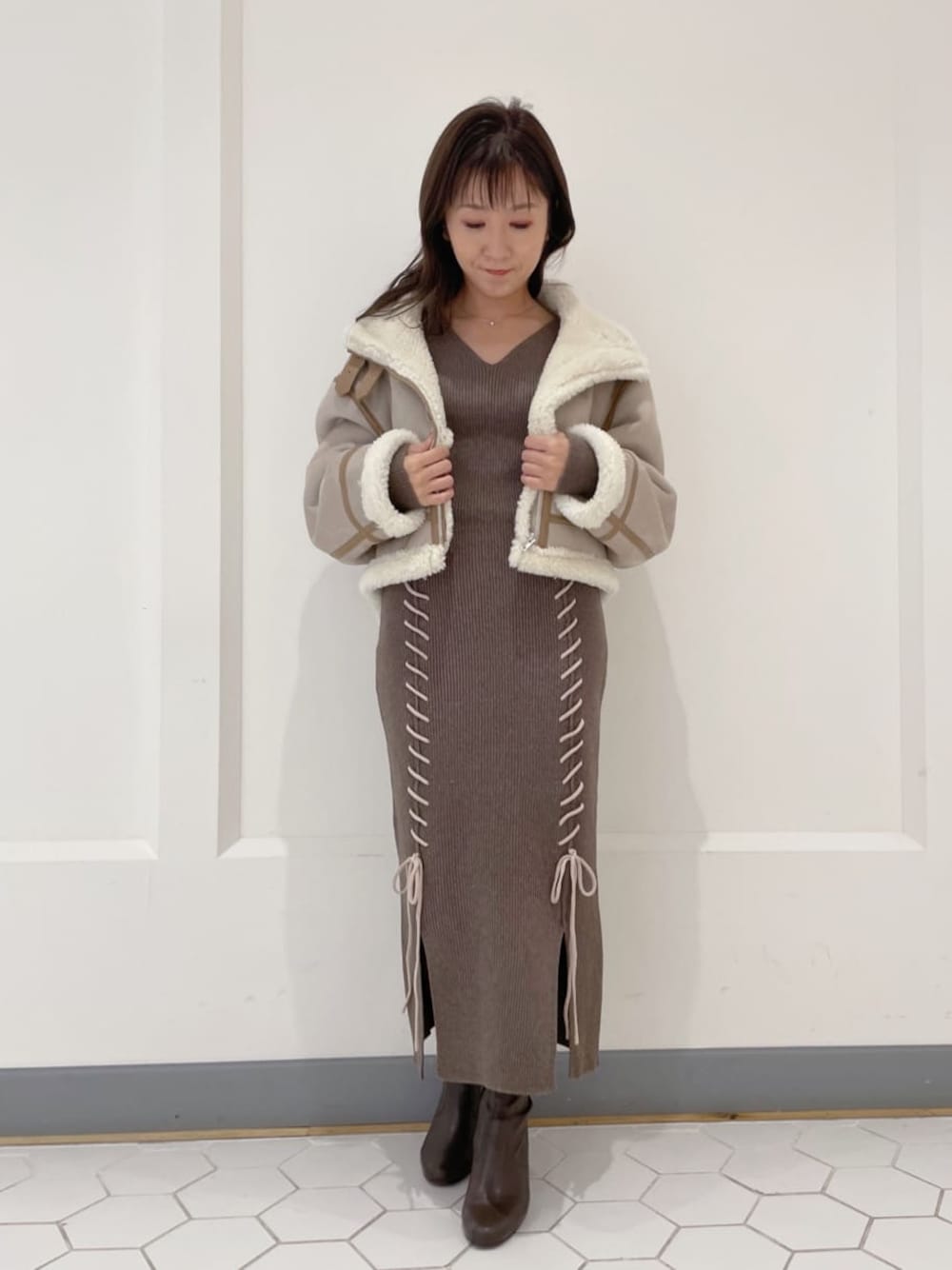 ブラウン系のその他シューズ、ブラウン系のワンピース、ベージュ系のテーラードジャケットを着用したレディースの秋コーディネートの1枚目の写真