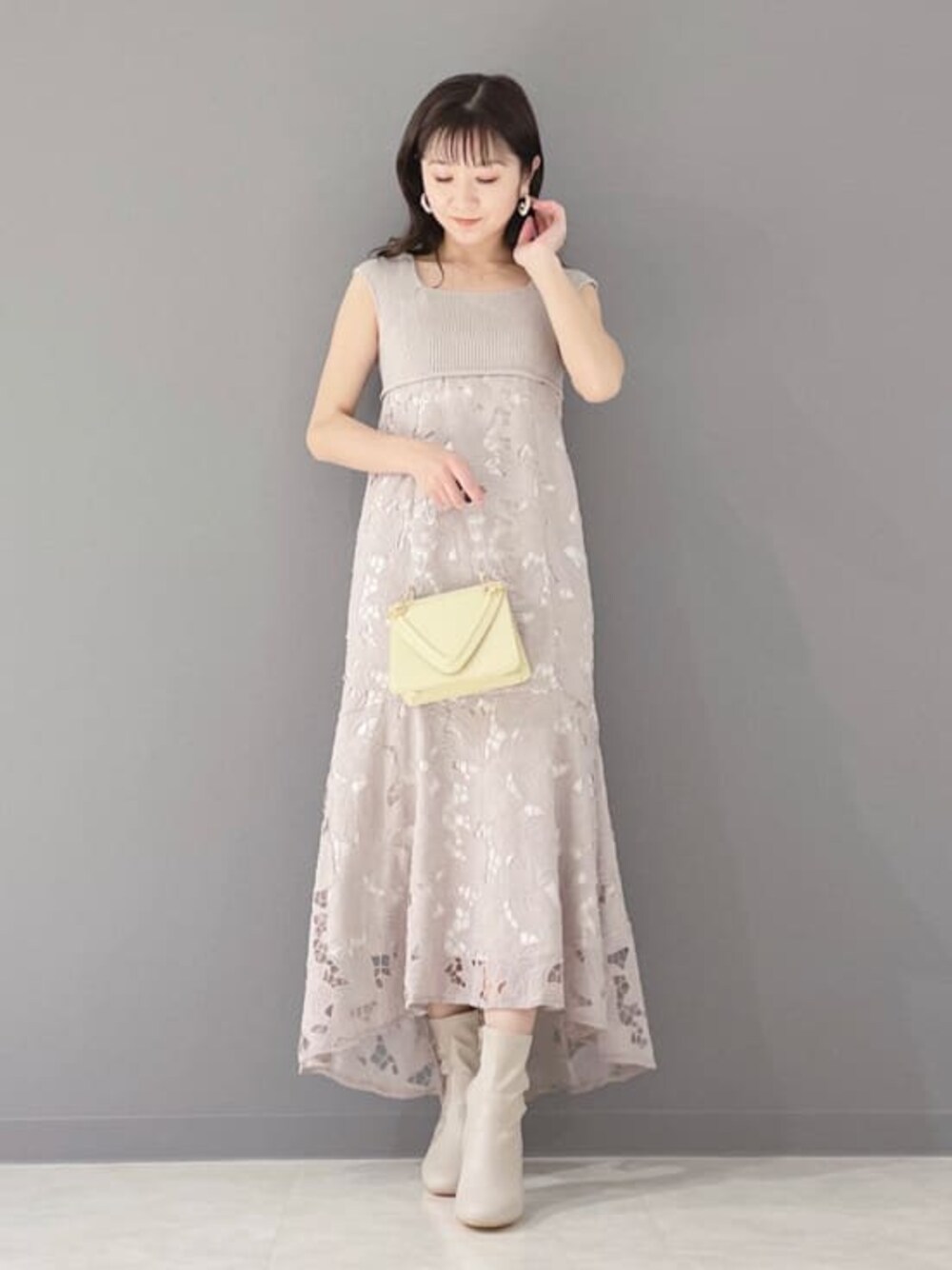 ベージュ系のその他シューズ、イエロー系のショルダーバッグ、ベージュ系のワンピースを着用したレディースの春コーディネートの1枚目の写真