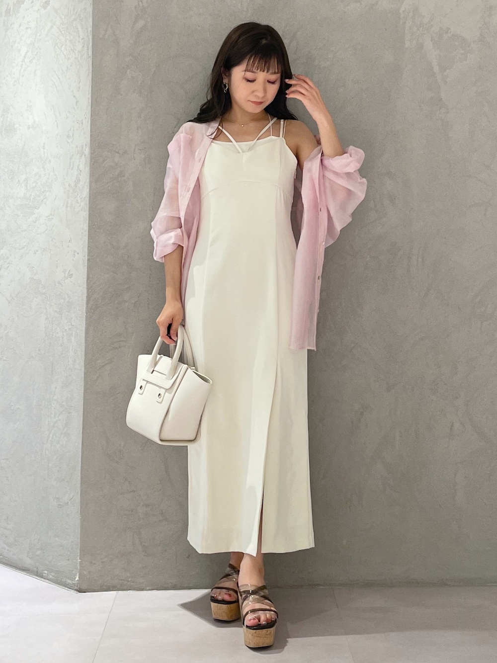 ホワイト系のワンピース、ピンク系のシャツ/ブラウス、ホワイト系のトートバッグを着用したレディースの春コーディネートの1枚目の写真