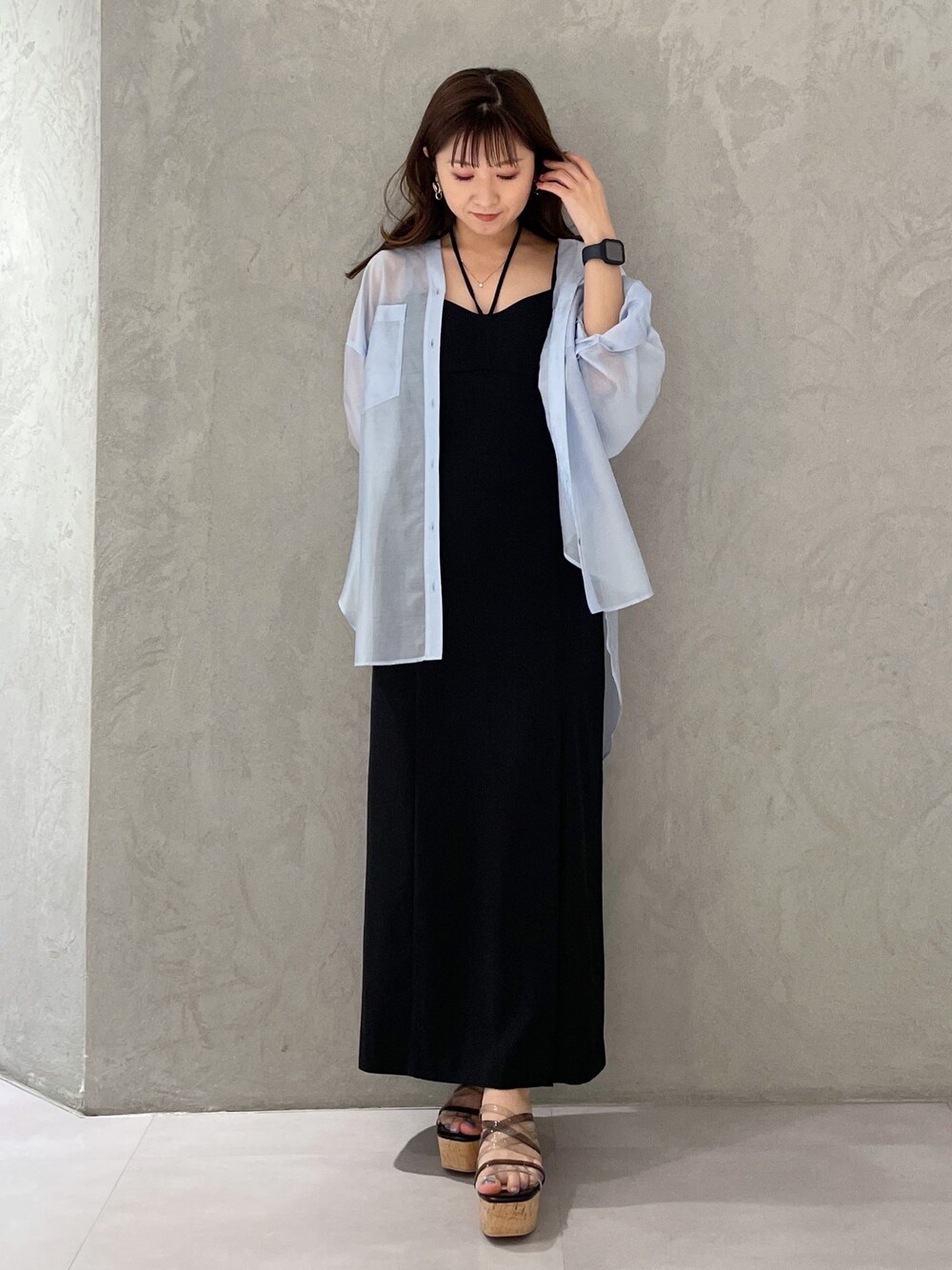 ブラック系のワンピース、ブルー系のシャツ/ブラウス、ブラック系のサンダルを着用したレディースの春コーディネートの1枚目の写真