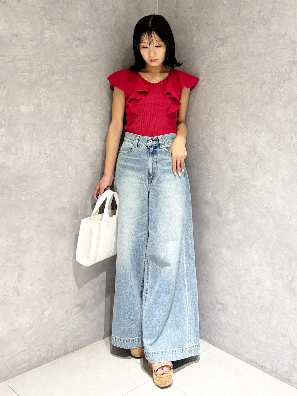 「ワイドパンツ、サンダル、オトナ女子、オトナカジュアル、オトナカワイイ、低身長コーデ、低身長女子、デニム、デニムパンツ、ニット、夏、夏コーデ」｜「Levi'sのLevis RIBCAGE WIDE LEG（デニムパンツ、ブルー系）」を使った、kaho さん（レディース・151cm）の春コーディネートの1枚目の写真
