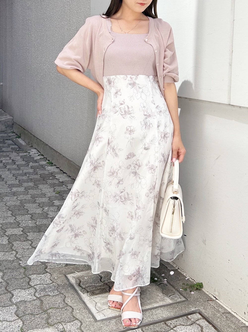 「春めき満開コーデ、淡色コーデ、ワンピース、オフィスカジュアル、春服、おでかけコーデ、大人ガーリー、大人女子、夏服、夏服コーデ、ワンピーススタイル、ワンピースコーデ」｜「MERCURYDUOのベアニットドッキングコルセットワンピース（ワンピース、ベージュ系）」を使った、kaho さん（レディース・151cm）の春コーディネートの1枚目の写真