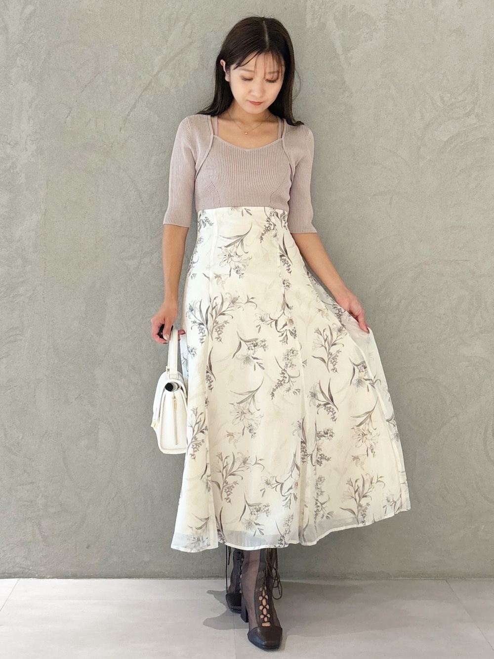 ベージュ系のワンピース、ブラウン系のブーツ、ホワイト系のショルダーバッグを着用したレディースの秋コーディネートの1枚目の写真