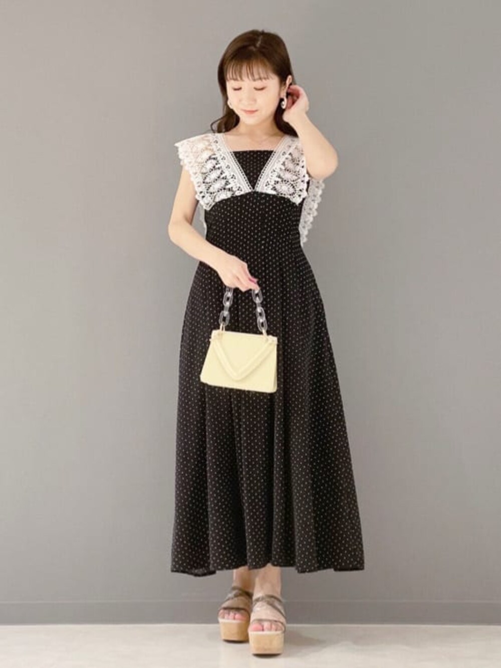 レースラッフルロングドレスを使った人気ファッション