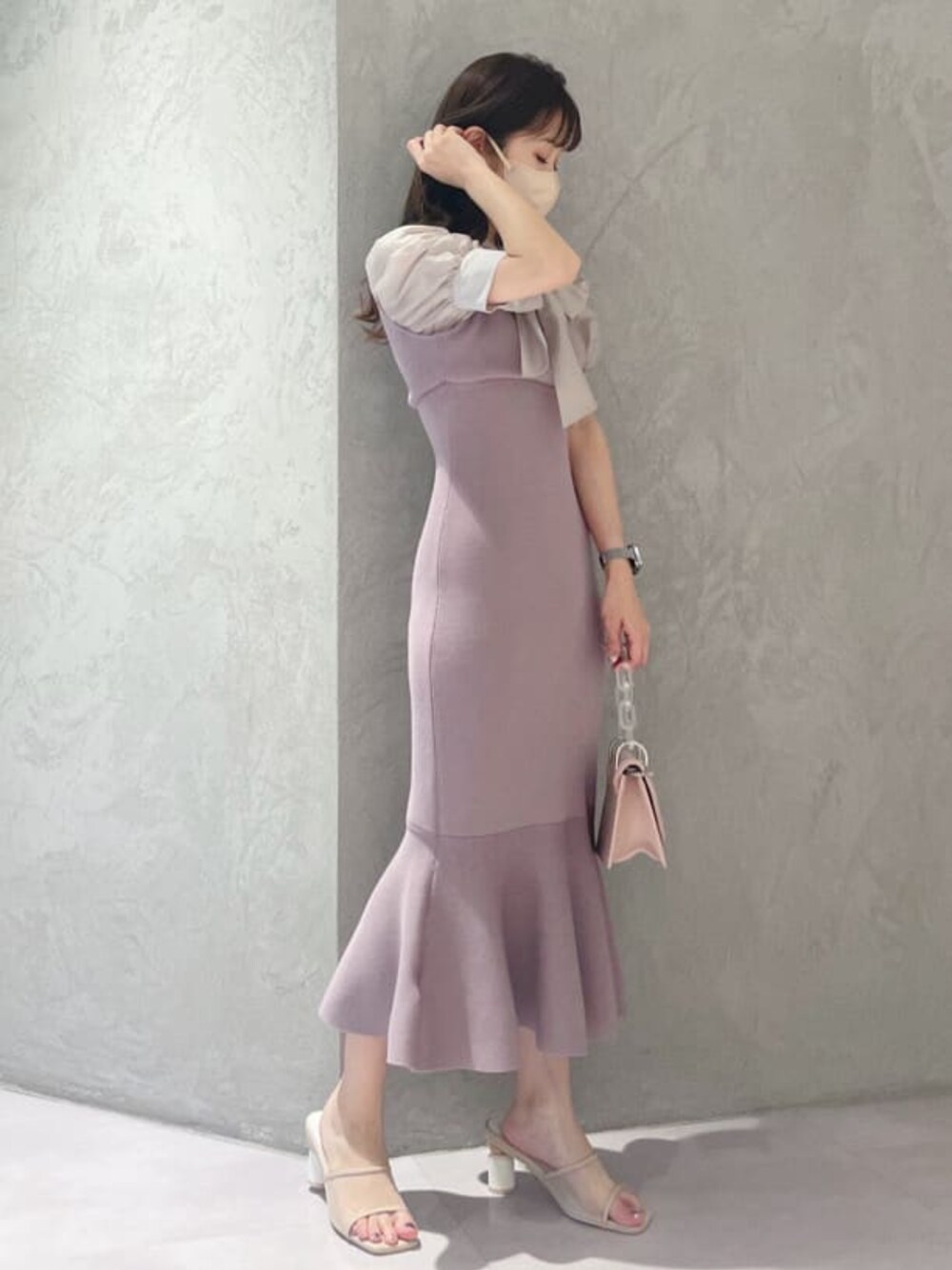 ベージュ系のサンダル、ピンク系のワンピース、シルバー系のピアス(両耳用)を着用したレディースの夏コーディネートの1枚目の写真