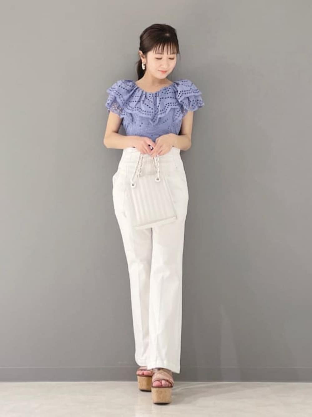 ブルー系のシャツ/ブラウス、ホワイト系のその他パンツ、ホワイト系のハンドバッグを着用したレディースの冬コーディネートの1枚目の写真