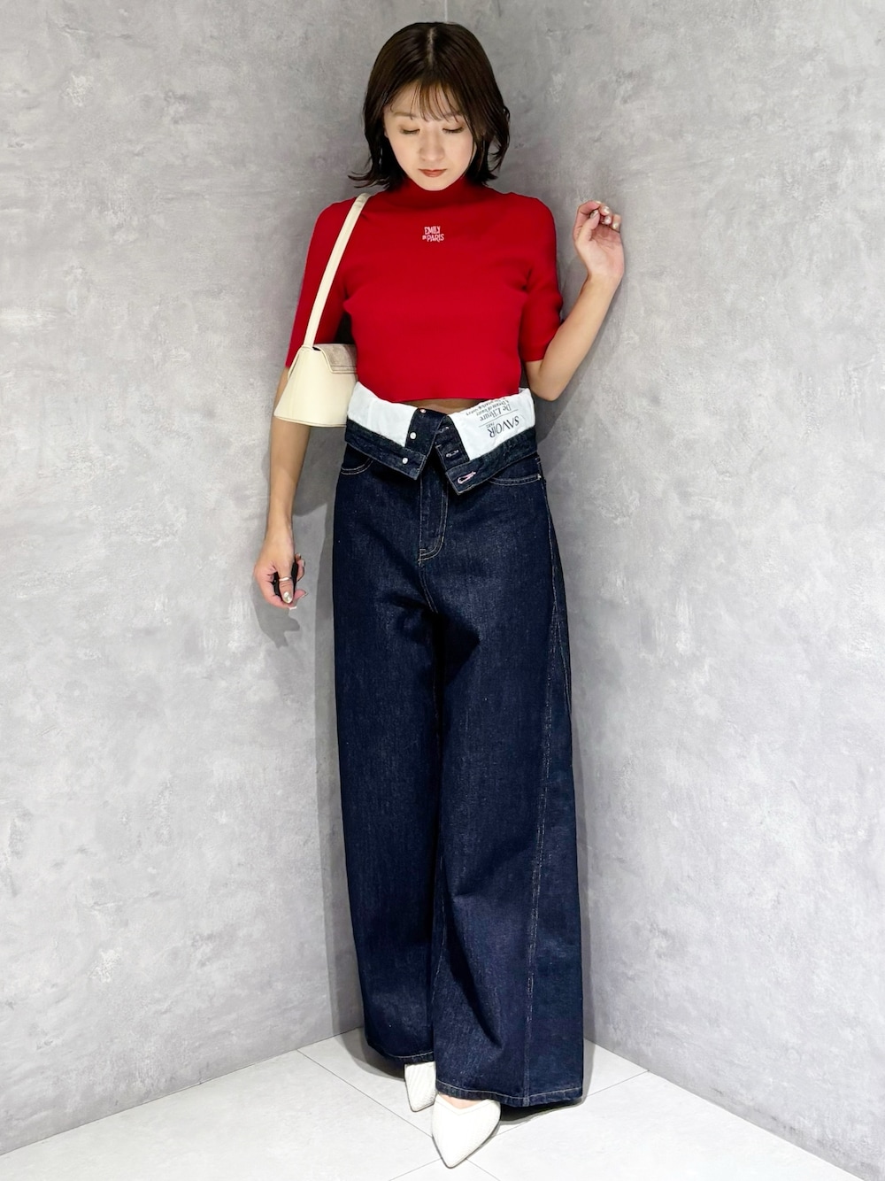 ブルー系のその他パンツ、レッド系のニット/セーター、ホワイト系のハンドバッグを着用したレディースの春コーディネートの1枚目の写真