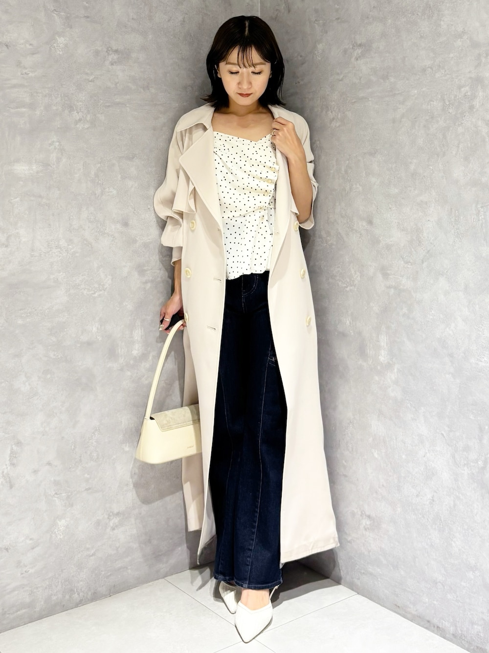 ホワイト系のシャツ/ブラウス、ブルー系のデニムパンツ、ホワイト系のトレンチコートを着用したレディースの春コーディネートの1枚目の写真