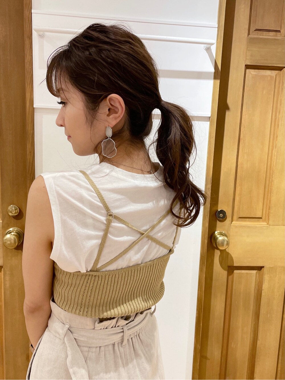 ホワイト系のその他パンツ、ベージュ系のサンダル、イエロー系のニット/セーターを着用したレディースの春コーディネートの1枚目の写真