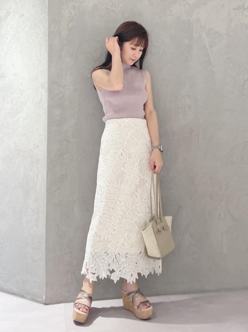 ホワイト系のスカート、ピンク系のニット/セーター、グリーン系のサンダルを着用したレディースの夏コーディネートの1枚目の写真