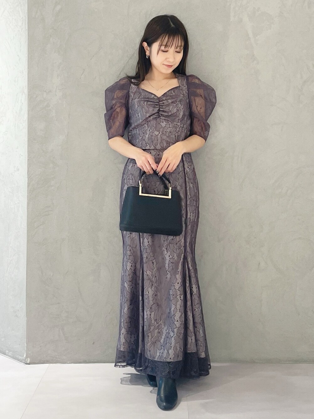 パープル系のシャツ/ブラウス、ブラック系のハンドバッグ、ブラック系のブーツを着用したレディースの冬コーディネートの1枚目の写真