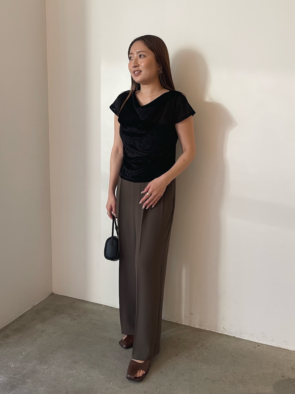 ブラウン系のその他パンツ、ブラック系のTシャツ/カットソーを着用したレディースの夏コーディネートの1枚目の写真