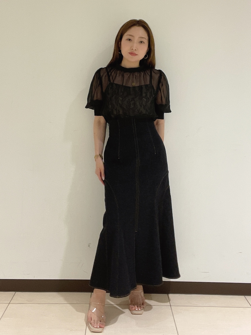 ブラック系のデニムスカート、パープル系のシャツ/ブラウスを着用したレディースの夏コーディネートの1枚目の写真