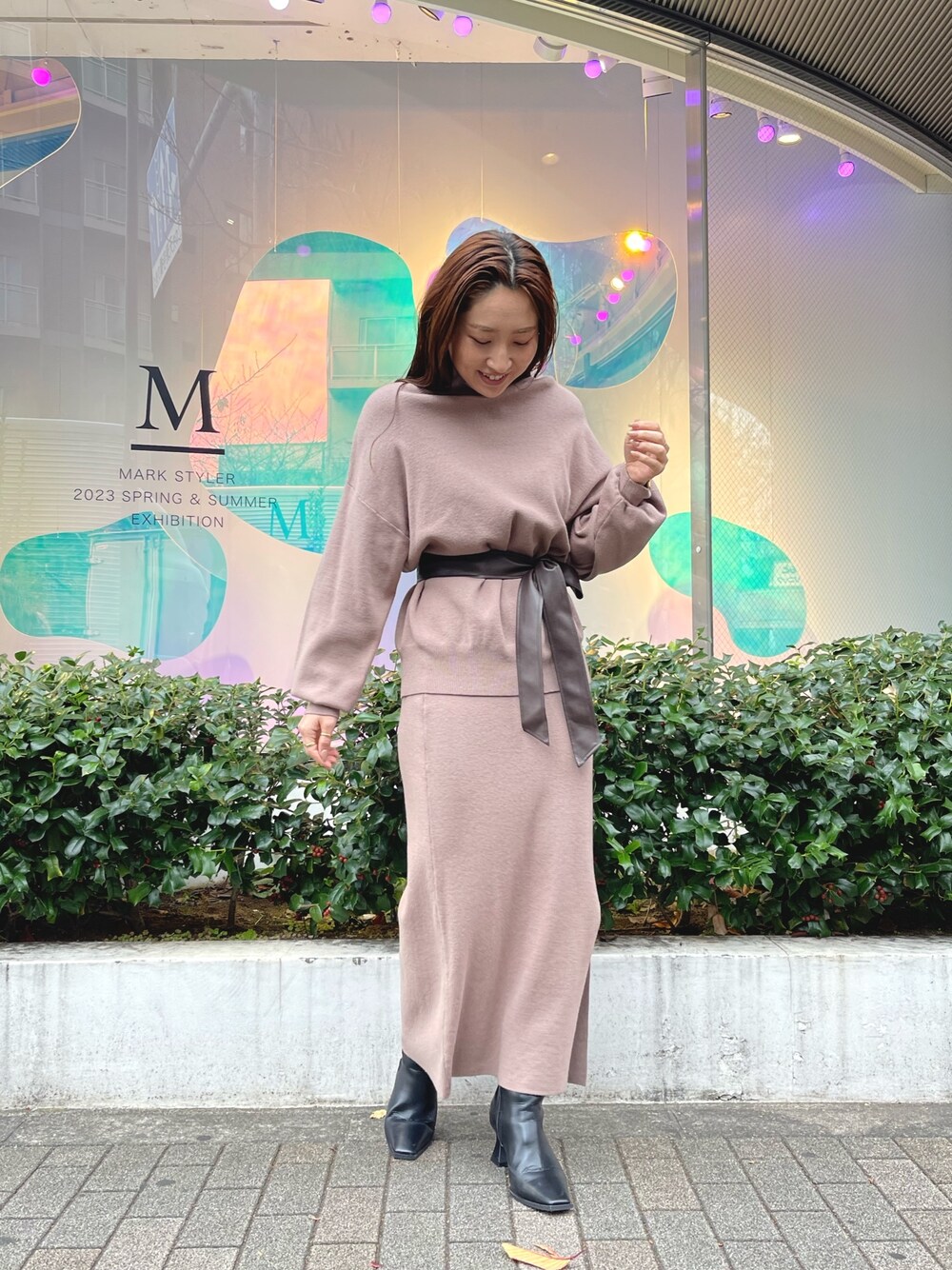 ベージュ系のニット/セーター、ベージュ系のスカートを着用したレディースの冬コーディネートの1枚目の写真