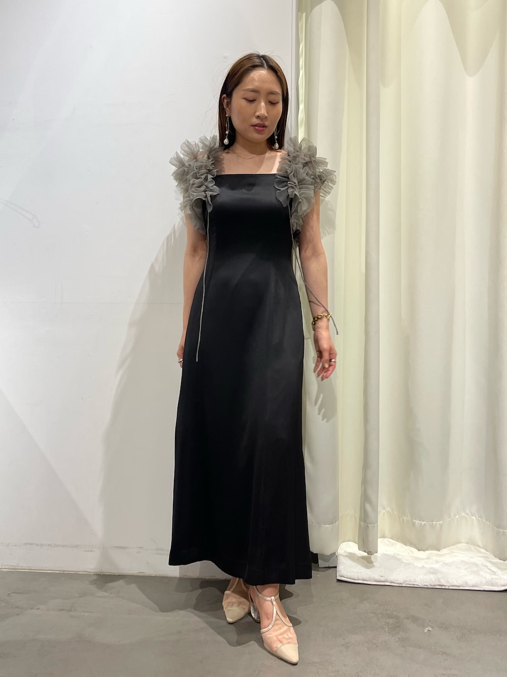 ブラック系のドレス、ゴールド系のピアス(両耳用)を着用したレディースの夏コーディネートの1枚目の写真