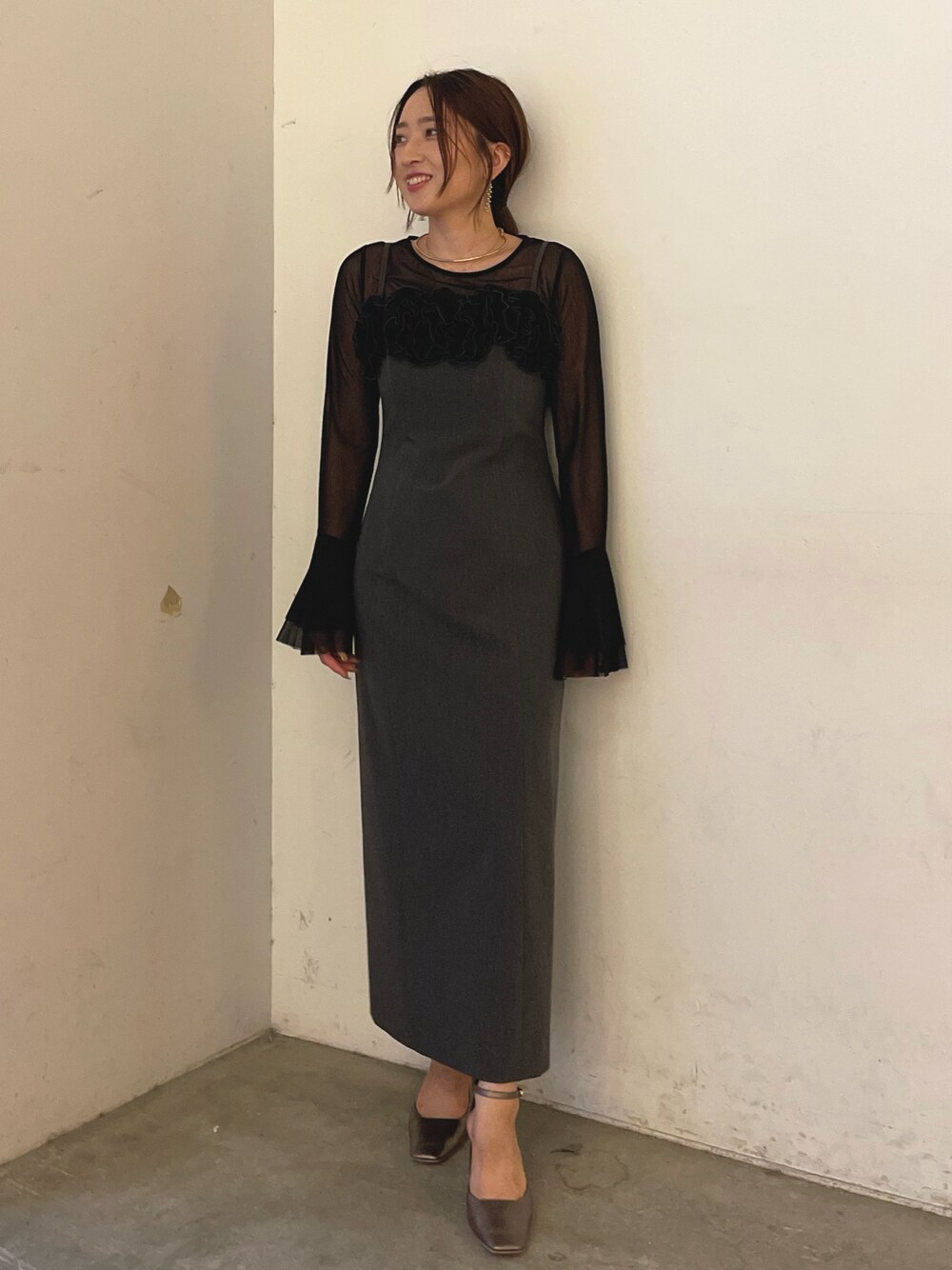 ブラック系のTシャツ/カットソー、グレー系のドレス、ゴールド系のピアス(両耳用)を着用したレディースの秋コーディネートの1枚目の写真