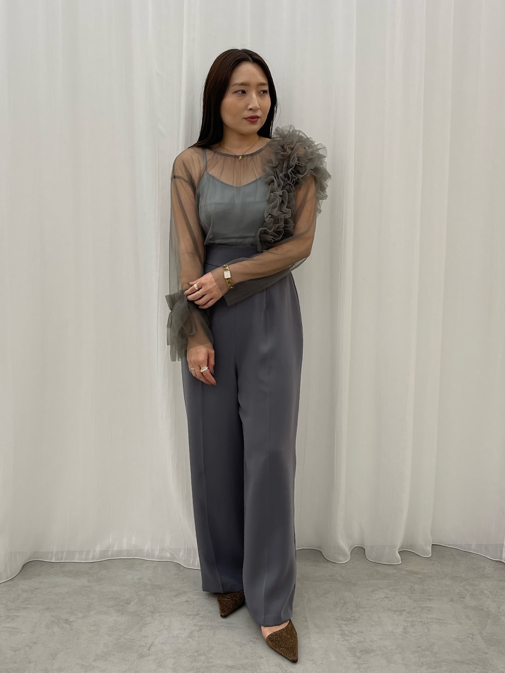 その他のパンプス、グレー系のパンツドレスを着用したレディースの秋コーディネートの1枚目の写真