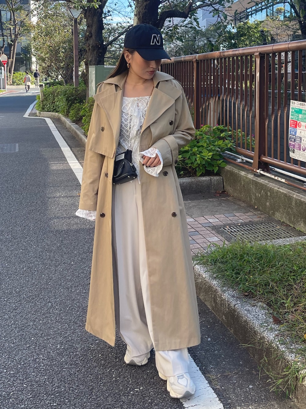 ホワイト系のシャツ/ブラウス、ベージュ系のトレンチコート、ホワイト系のその他パンツを着用したレディースの冬コーディネートの1枚目の写真