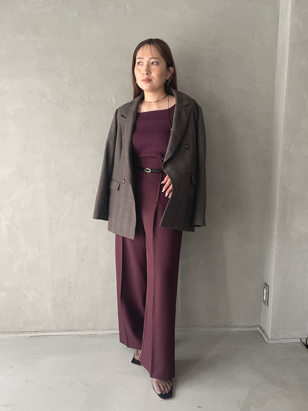 レッド系のその他パンツ、ブラウン系のテーラードジャケット、レッド系のTシャツ/カットソーを着用したレディースの夏コーディネートの1枚目の写真
