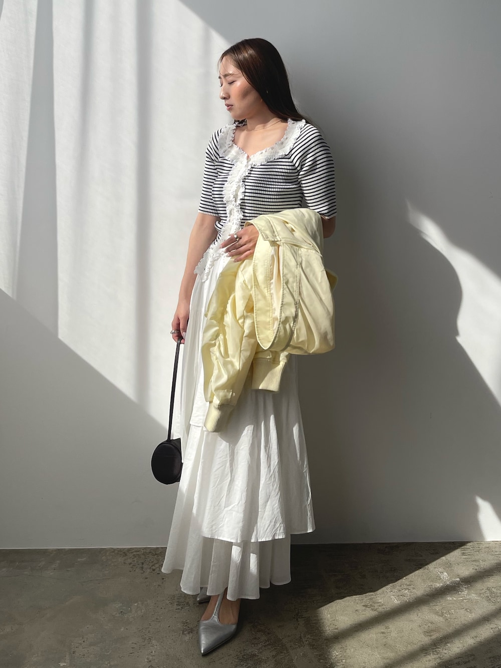 その他のニット/セーター、イエロー系のブルゾン、ホワイト系のスカートを着用したレディースの春コーディネートの1枚目の写真
