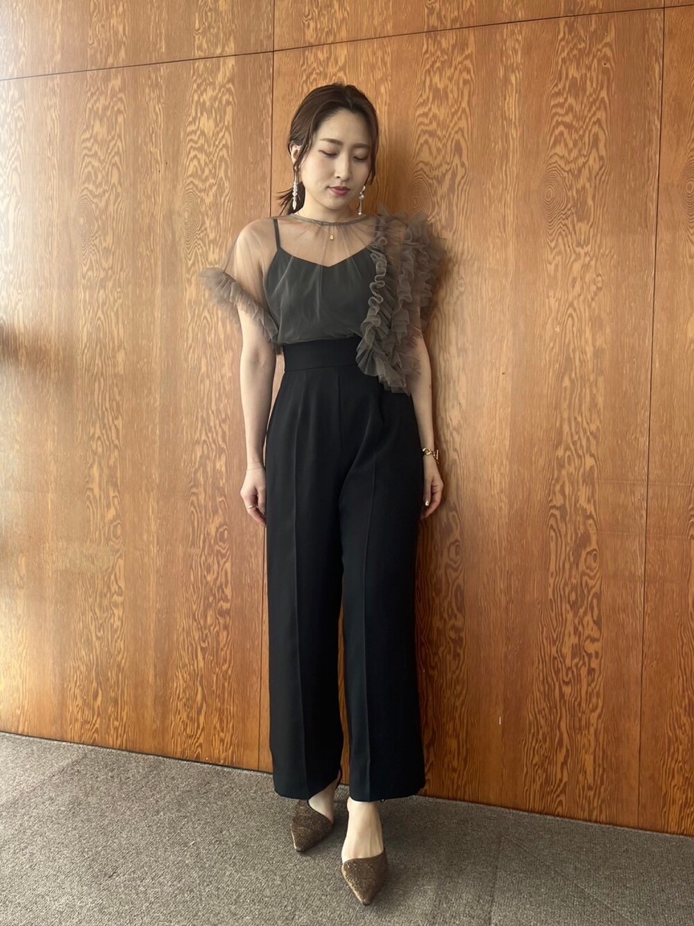 その他のパンプス、その他のパンツドレス、シルバー系のイヤリングを着用したレディースの春コーディネートの1枚目の写真